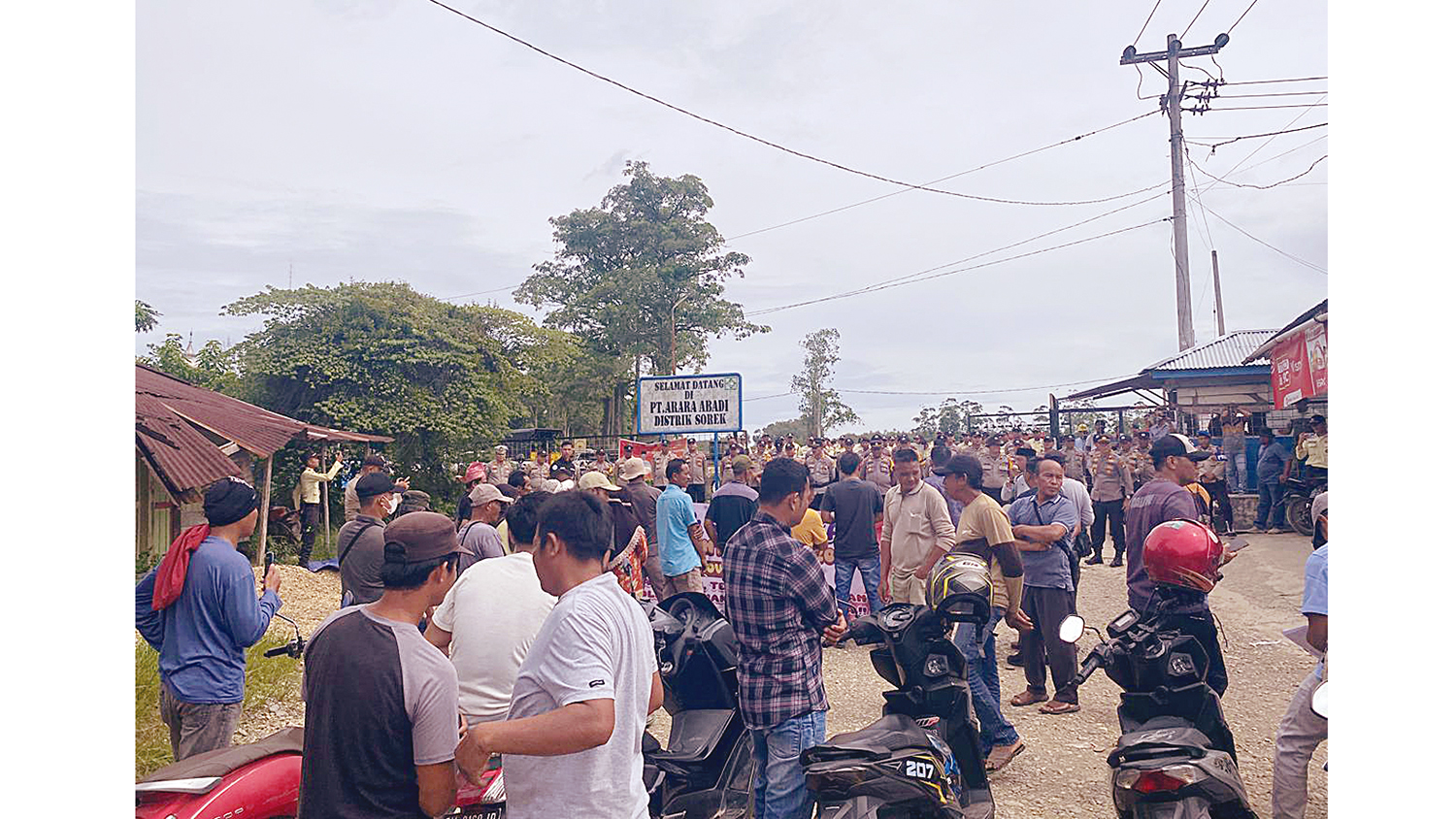 Puluhan massa yang tergabung dalam Forum Pemuda Mahasiswa dan Masyarakat Dundangan menggelar aksi unjuk rasa di Kantor PT Arara Abadi Distrik Sorek, Kecamatan Pangkalankuras, Kabupaten Pelalawan, Selasa (25/11/2025) siang.