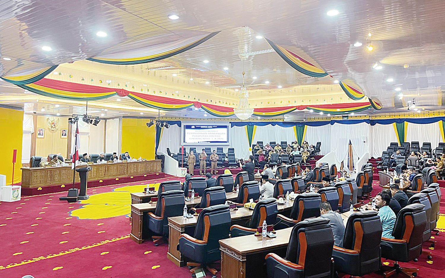 Rapat paripurna penyampaian Rancangan Peraturan Daerah tentang Anggaran Pendapatan dan Belanja Daerah Tahun Anggaran 2026 di ruang Paripurna DPRD Kampar diwarnai interupsi dari anggota dewan pada Senin (24/11/2025) malam.