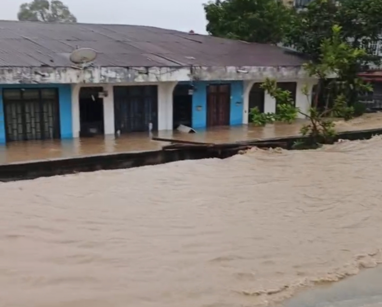 Rumah warga tergenang air hingga satu meter lebih, akibat hujan turun hingga sepekan terakhir dan mengalami banjir sudah tiga hari di Takengon, Aceh Tengah, NAD.