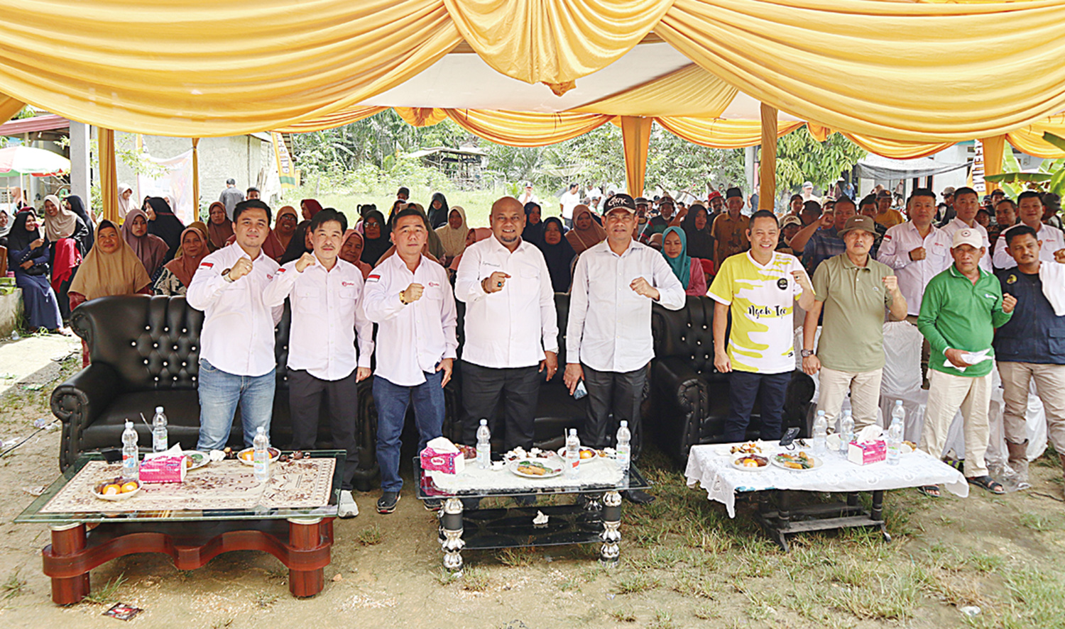 Wakil Bupati Siak H Syamsurizal SSos MSi, Ketua DPRD Siak H Indra Gunawan SE, Camat Bunga Raya Drs Wasito, distributor resmi Toko Pepsi Jaya, jajaran manajemen PT Envitec Indonesia, para Gapoktan, dan petani Bunga Raya dan Sabak Auh menunjukkan Salam &lsq