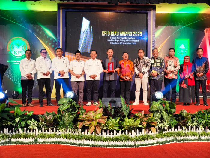 Wako Pekanbaru Agung Nugroho (tengah) didampingi Komisioner KPID Riau, Asisten I Setdaprov Riau Zulkifli Syukur dan kepala daerah se-Riau usai menerima penghargaan KPID Riau Award 2025, Rabu (26/11)