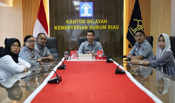 Mewakili Kepala Kanwil, Kadiv Yankum Kemenkum Riau Febri Mujiono (tengah), bersama tim, mengikuti sosialisasi Permenkum terkait Tupoksi Ditjen AHU, Selasa (25/11/2026)
