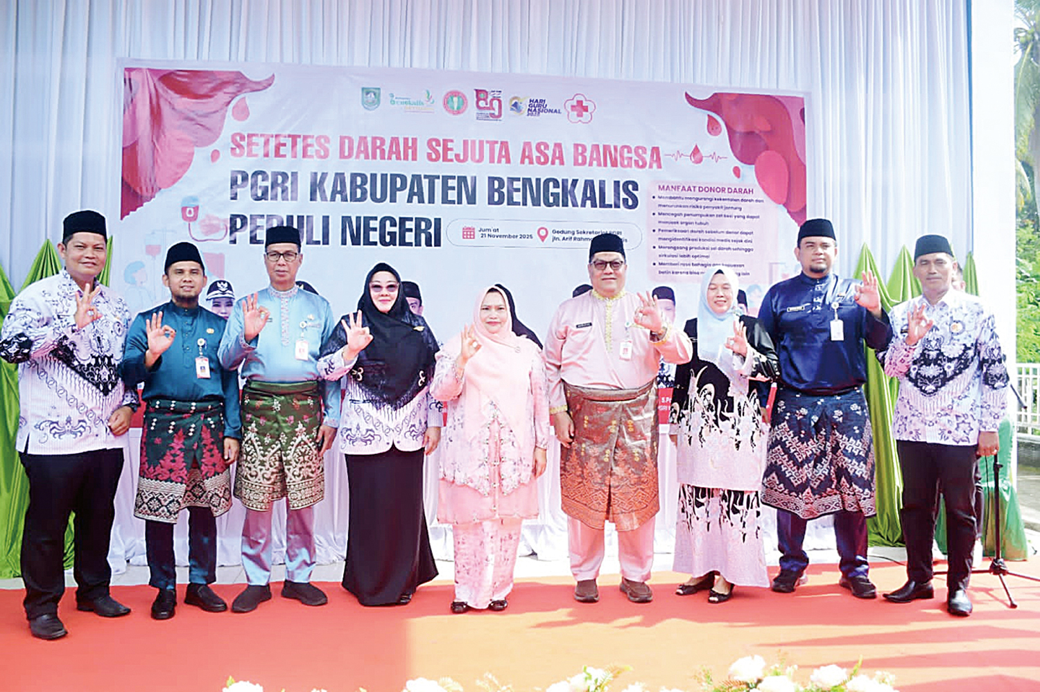 Bupati Bengkalis Kasmarni, Ketua PGRI Peppy Sumanty dan Kadisdik Hady Prasetyo foto bersama saat menggelar donor darah di Lapangan Tugu Bengkalis, beberapa waktu lalu.