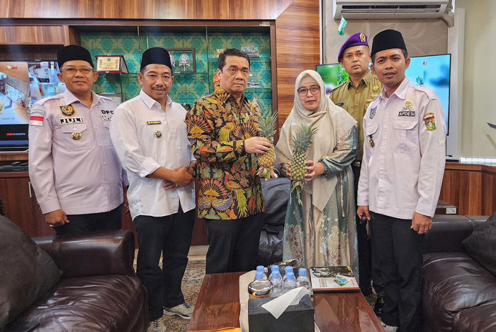 Kades Pagaruyung, Kecamatan Tapung, Kabupaten Kampar, Dyka Ruyung Kelana (kanan) berfoto bersama Wamendes PDTT Ahmad Riza saat pertemuan di kantor Kemendes PDTT, di Jakarta, Rabu (26/11/2025).