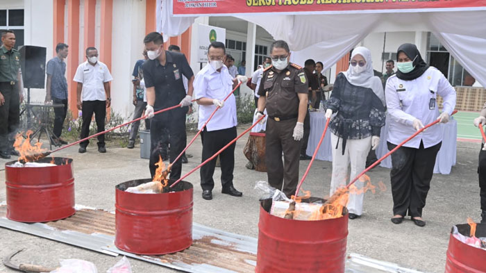 Kajari Rohil Khaidir MH, Bupati H Bistamam dan sejumlah pejabat Forkopimda memusnahkan sejumlah barang bukti pidana umum dengan cara dibakar di halaman belakang kantor Kejari Rohil di Bagansiapiapi