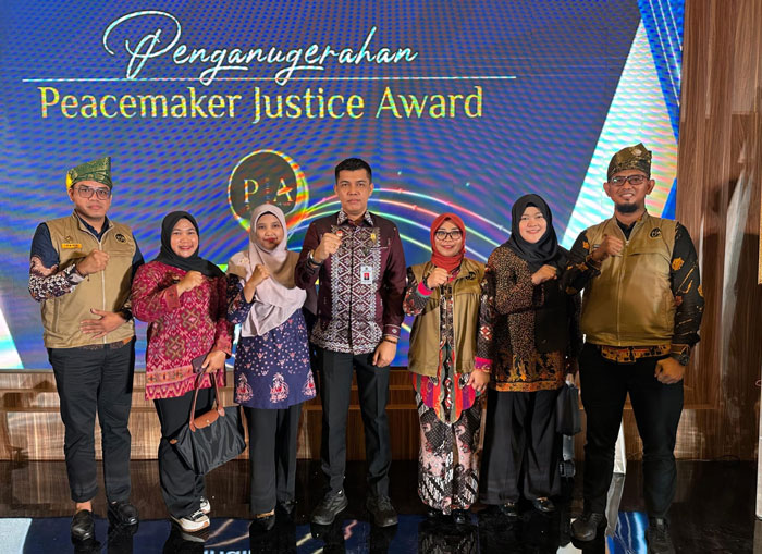 Kepala Kanwil Kemenkum Riau Rudy Hendra Pakpahan berfoto bersama jajaran saat menghadiri Peacemaker Justice Awards 2025 di Jakarta, Rabu (26/11/2025).
