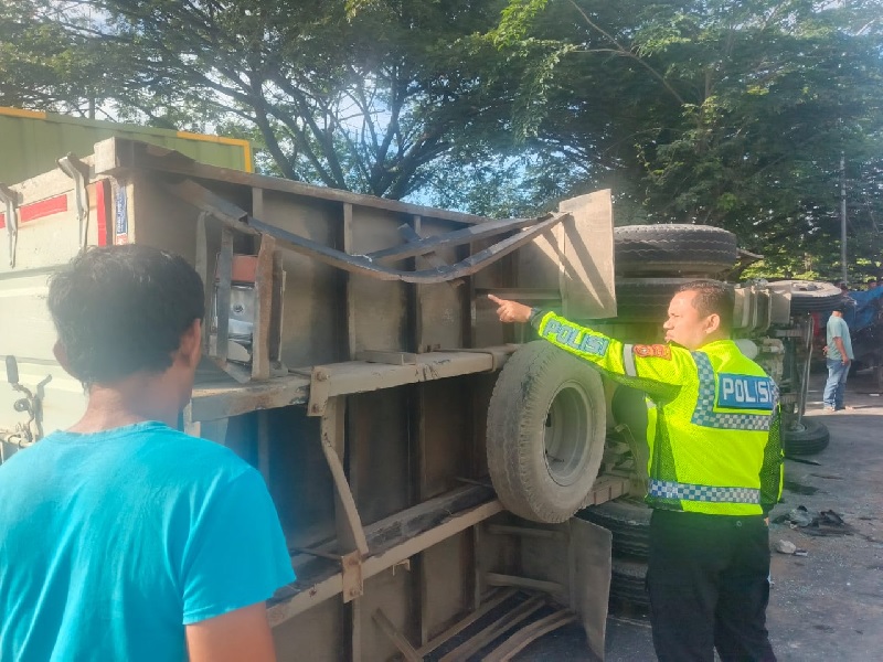 Petugas kepolisian tengah melakukan olah TKP di lokasi kecelakaan di Jalan Air Hitam Jalur Utara, tepatnya di U-Turn depan Masjid Iskandar Muda, Kecamatan Binawidya, Kota Pekanbaru, Rabu (26/11/2025).