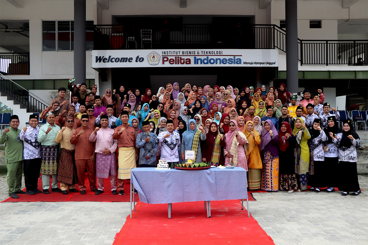 Kepala Kantor Wilayah (Kakanwil) Kementerian Agama (Kemenag) Provinsi Riau&nbsp;Dr H Muliardi MPd foto bersama mejalis guru MAN 1 Pekanbaru usai upacara peringatan Hari Guru, Selasa (25/11/2025).