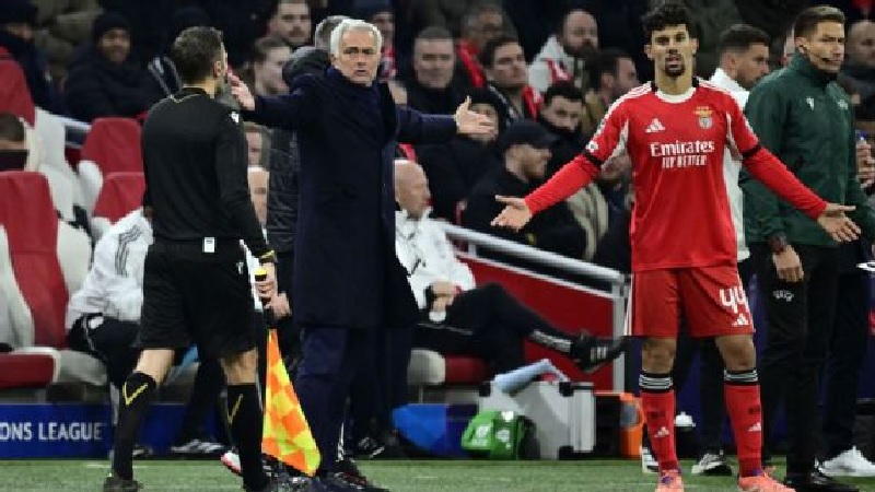 Jose Mourinho memberi isyarat kepada wasit saat pertandingan Liga Champions Benfica melawan Ajax.