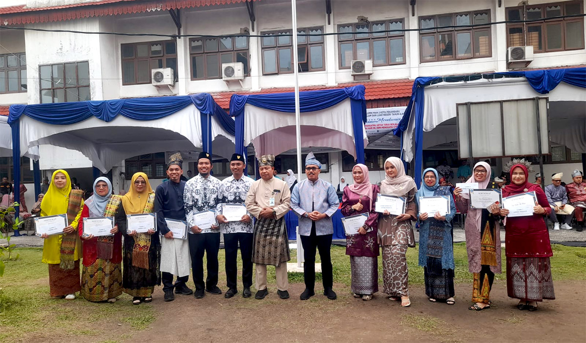 Kakan Kemenag Drs H Syahrul Mauludi MA,  Kepala MAN 2 Pekanbaru H Ghafardi SAg MPdi foto bersama dengan guru pemenang lomba usai upacara peringatan Hari Guru Nasional, Selasa (25/11/2025).