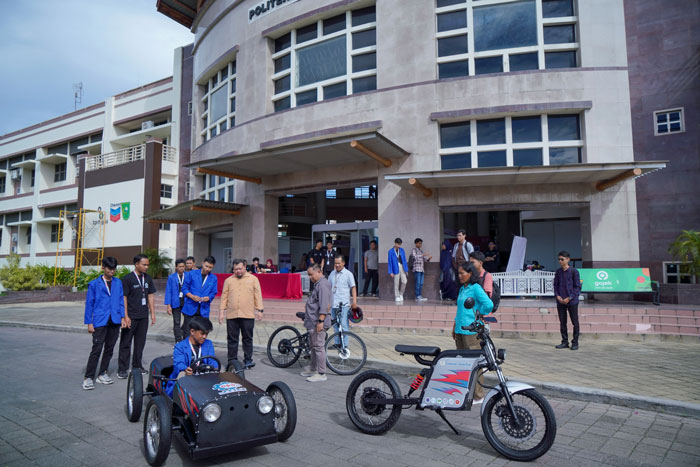 Direktur Politeknik Caltex Riau (PCR) Dr Dadang Syarif Sihabudin Sahid SSi MSc menyaksikan mahasiswa mencoba mobil listrik buatan kampus PCR, Rabu (26/11/2025).