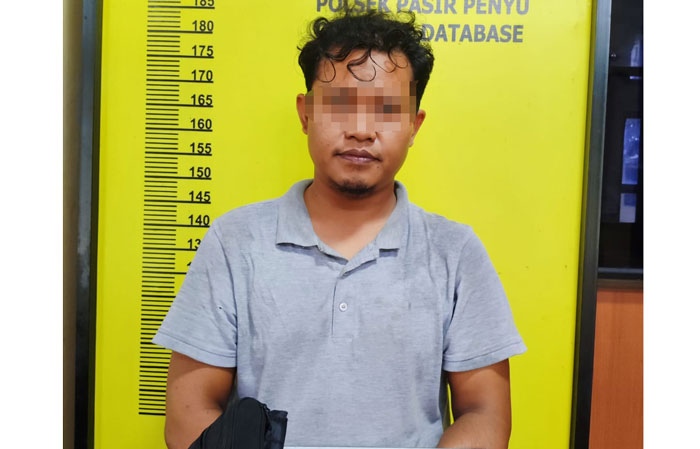 Tersangka berinisial Noven saat diamankan Polsek Pasir Penyu, Selasa (26/11/2026).