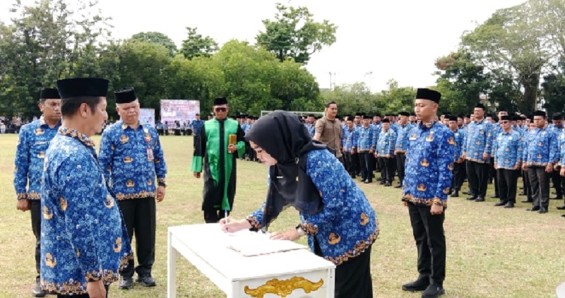Wakil Bupati Kuansing H Muklisin melantik PPPK tahap I dan II Kuansing, Rabu (26/11/2025) di Lapangan Limuno Telukkuantan.