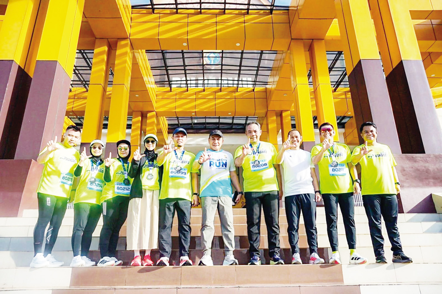 Wali Kota Pekanbaru Agung Nugroho (lima kiri) didampingi Ketua TP PKK Pekanbaru Sulastri Agung (empat kiri) foto bersama Kapolda Riau Irjen Pol Herry Heryawan (lima kanan) saat mengikuti Brimob Run 2025, akhir pekan lalu. Akhir tahun ini, Agung Nugroho ak