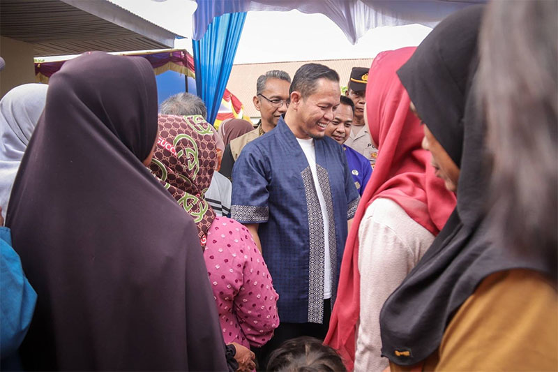 Wako Pekanbaru Agung Nugroho menyapa dan berdiskusi dengan masyarakat saat penyerahan bantuan pangan bagi 894 KK di Kecamatan Rumbai Timur, Kamis (27/11/2025).