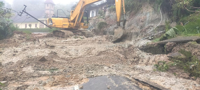 Alat berat berupaya membersihkan material longsor yang dipicu oleh cuaca ekstrem di Kabupaten Humbang Hasundutan, Sumatera Utara, Kamis (27/11).