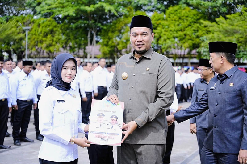 Bupati Inhu Ade Agus Hartanto secara simbolis menyerahkan surat keputusan kepada salah seorang PPPK Paruh Waktu di RTH Rengat, Kamis (27/11/2025).