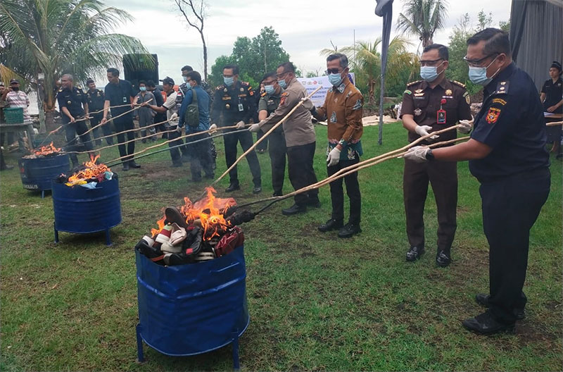 Petugas Bea Cukai Bengkalis memusnahkan Barang yang Menjadi Milik Negara (BMMN) di Kantor Bantu Bea Cukai Bengkalis di Sungai Pakning, Kamis (27/11/2025).