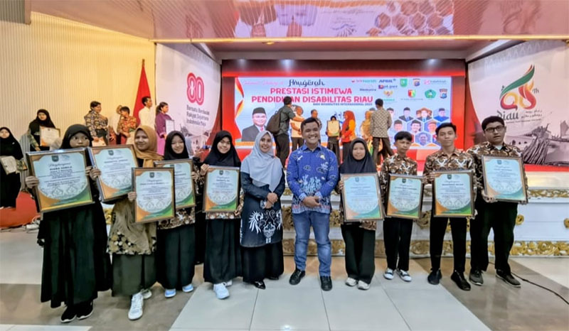 Plt Kepala SLBN Inhu, Syafarina MPd dan guru foto bersama dengan siswa peraih anugerah prestasi istimewa SLB dan disabilitas Riau 2025 usai acara, Rabu (27/11/2025).