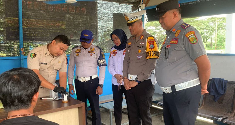 Kasat Lantas Polres Inhil AKP Ricky Marzuki bersama Dishub mendampingi pemeriksaan urine para sopir di Terminal Bandar Laksamana, Kecamatan Tembilahan Hulu, Inhil, Kamis (27/11/2025).