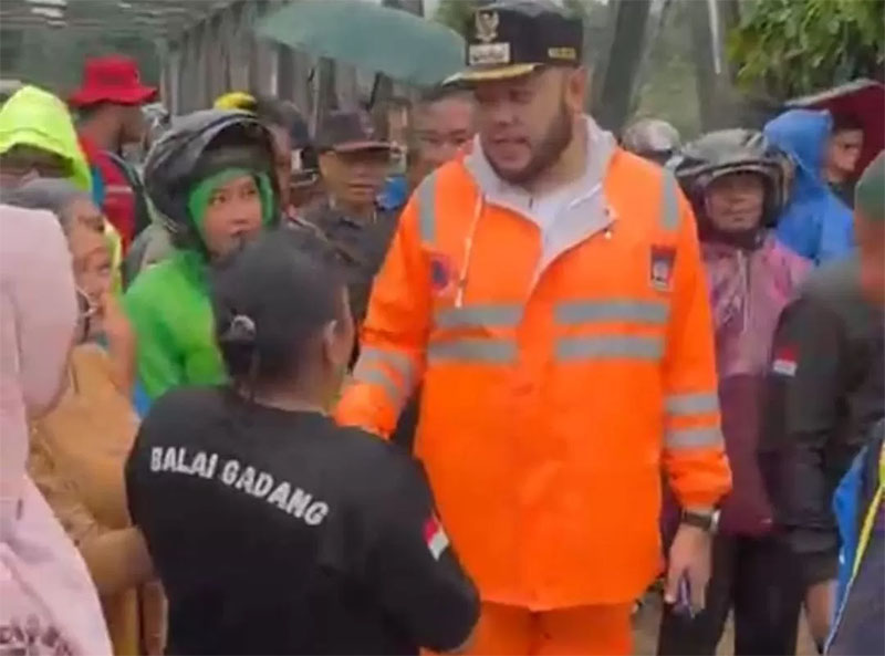 Wali Kota Fadly Amran berdialog dengan warga saat meninjau lokasi banjir di Lubuk Minturun, Kecamatan Koto Tangah, Padang.