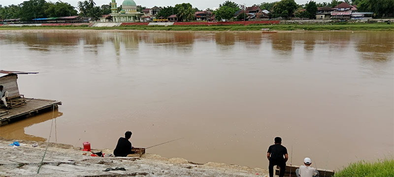 Kondisi Sungai Kuantan di Tepian Narisa Narosa Teluk Kuantan masih terlihat normal, Kamis (27/11/2025).