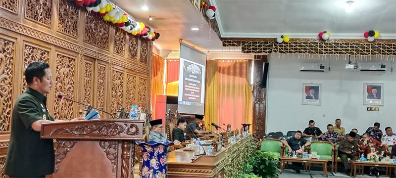 Wakil Bupati Kuansing H Muklisin menyampaikan jawaban pemerintah terhadap pandangan umum fraksi-fraksi dalam paripurna DPRD, Kamis (27/11/2025).