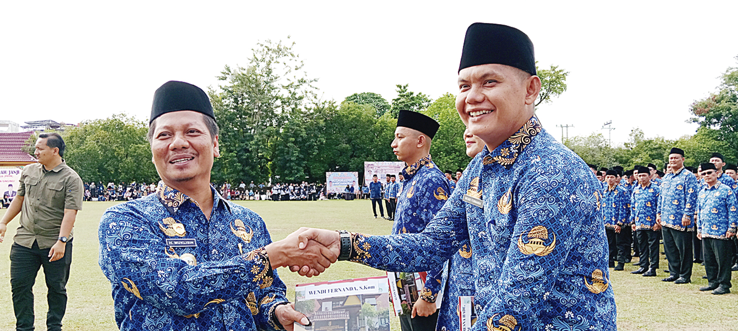 Wakil Bupati Kuansing H Muklisin menyerahkan secara simbolis SK PPPK tahap I dan II usai dilantik di Lapangan Limuno, Telukkuantan, Rabu (26/11/2025).