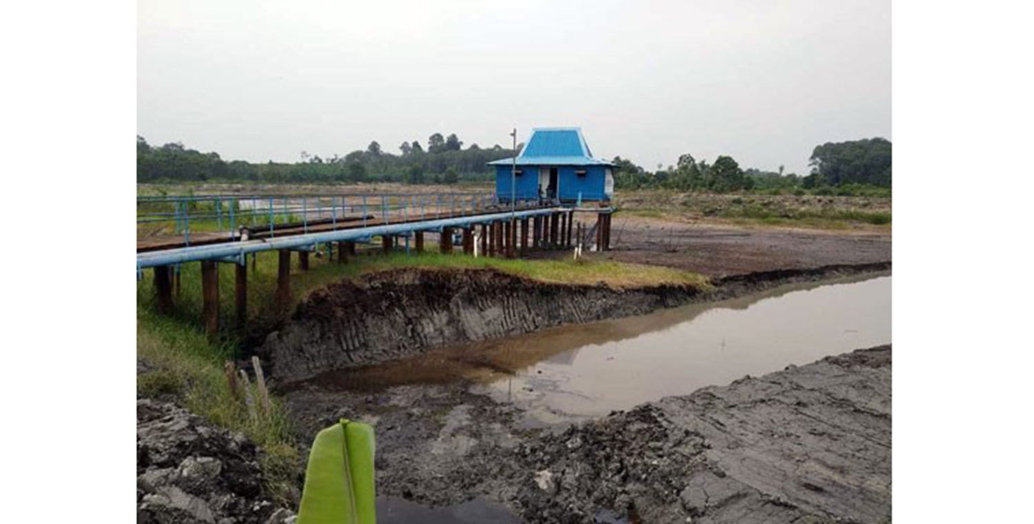 Kondisi waduk Perumda Tirta Terubuk di Desa Wonosari, Bengkalis yang kering, beberapa hari lalu.