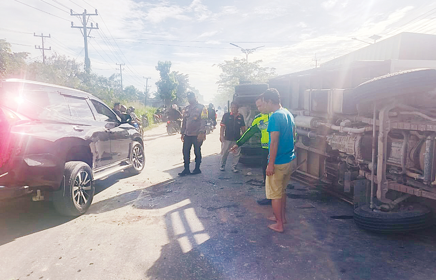 Petugas kepolisian melakukan olah tempat kejadian perkara (TKP) di lokasi kecelakaan di Jalan Air Hitam, tepatnya di u-turn depan Masjid Iskandar Muda, Kecamatan Binawidya, Pekanbaru, Rabu (26/11/2025).