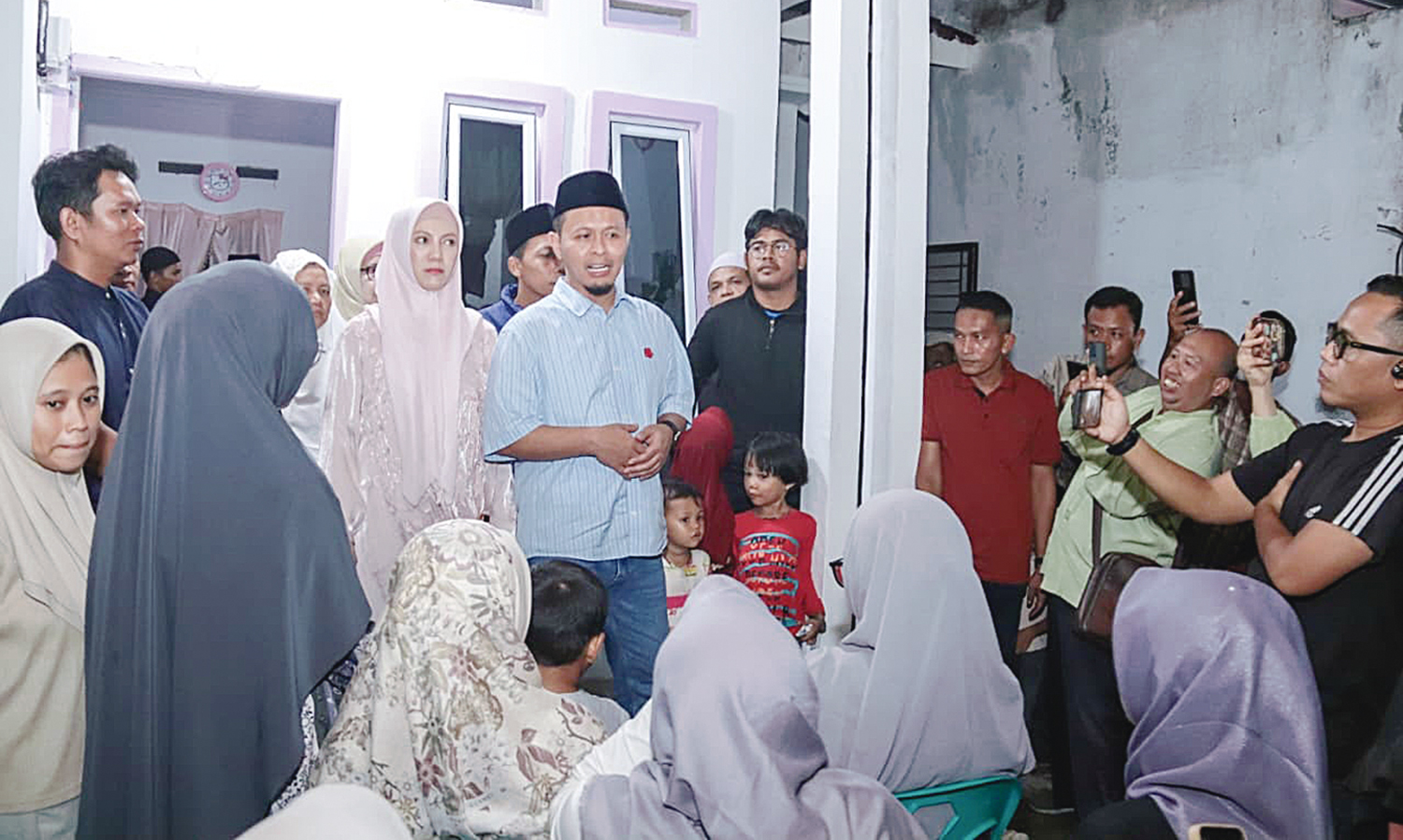 Kota Pekanbaru Agung Nugroho berdialog dengan warga saat datang ke rumah murid SD yang meninggal dunia diduga akibat perundungan, Ahad (23/11/2025).