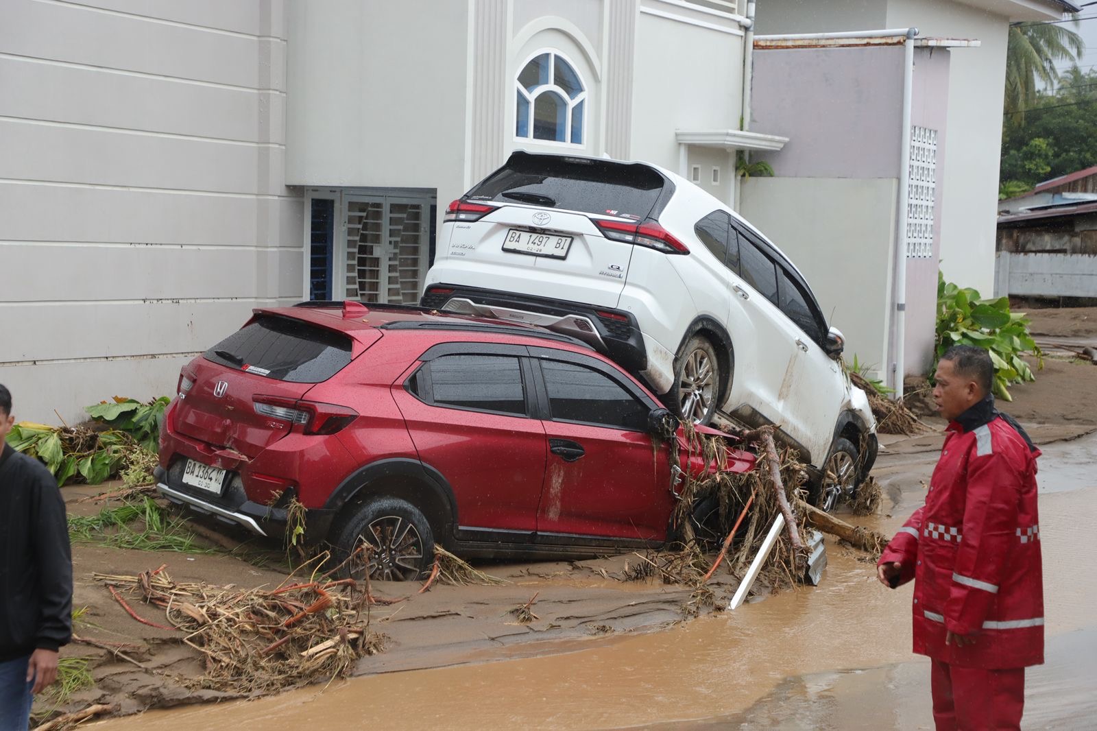 Kerusakan akibat banjir yang membawa material pohon dan lumpur di pemukiman rumah warga di wilayah Lubuk Minturun, Koto Tengah, Kota Padang, Sumatera Barat, pada Kamis (27/11/2025).