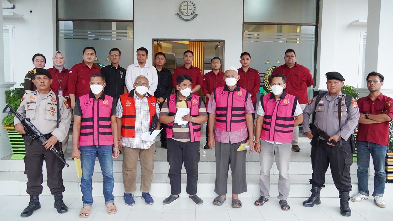 Tim Penyidik Tindak Pidana Khusus Kejaksaan Negeri Siak menyaksikan lima tersangka dugaan korupsi (bermasker) untuk dilakukan penahanan dikawal dua ersonel polisi membawa senjata, Rabu (26/11/2025).