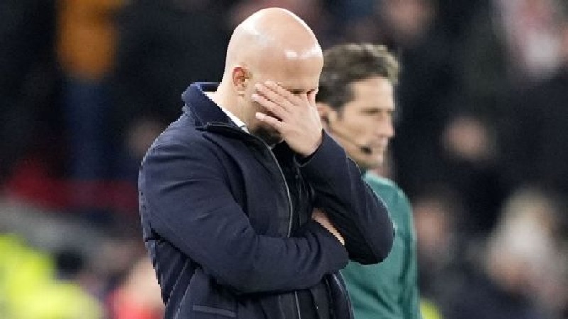 Arne Slot menyaksikan Liverpool menderita kekalahan telak ketiga berturut-turut saat mereka kalah dari PSV Eindhoven 4-1 di Anfield.