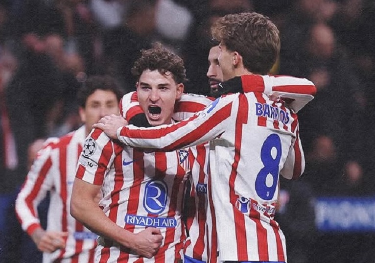 Julian Alvarez dan rekan-rekannya melakukan selebrasi usai membobol gawang Yan Sommer saat Atletico Madrid mengalahkan Inter Milan 2-1 dalam lanjutan Liga Champions.