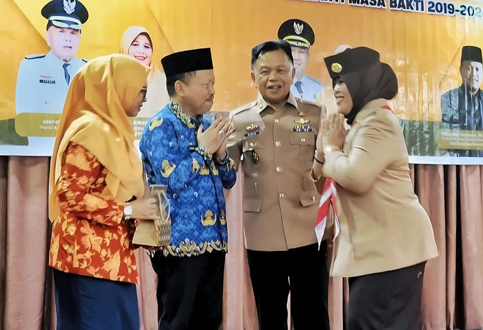 Suasana haru memenuhi Ballroom Afifa Sport Center Selatpanjang, Kamis (27/11/2025), saat Bupati AKBP (Purn) H. Asmar dan Wakil Bupati Muzamil Baharudin berserta jajaran melepas purnatugas Bambang