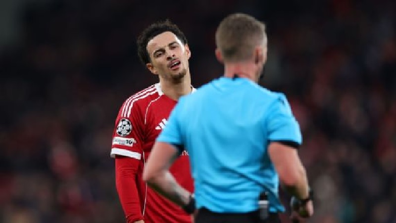 Curtis Jones berdebat dengan wasit saat Liverpool kalah dari PSV di Liga Champions.