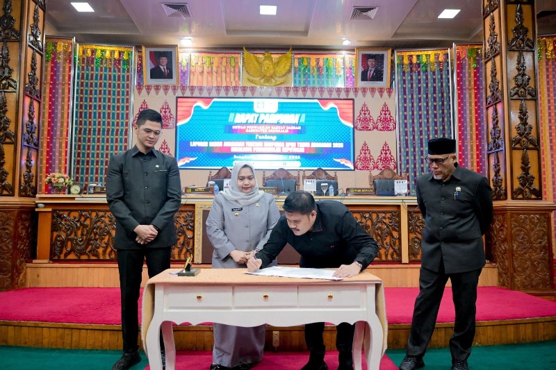Ketua DPRD Bengkalis Septian Nugraha disaksikan Bupati Kasmarni meneken nota APBD 2026  di ruang Paripurna DPRD Bengkalis, Rabu (26/11/2025) sore.