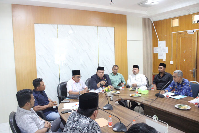 Ketua DPRD Inhu, Sabtu Pradansyah Sinurat (lima dari kanan) saat memimpin rapat penyerahan hasil pembahasan dari Pokja kepada Banggar, Kamis (27/11/2025)