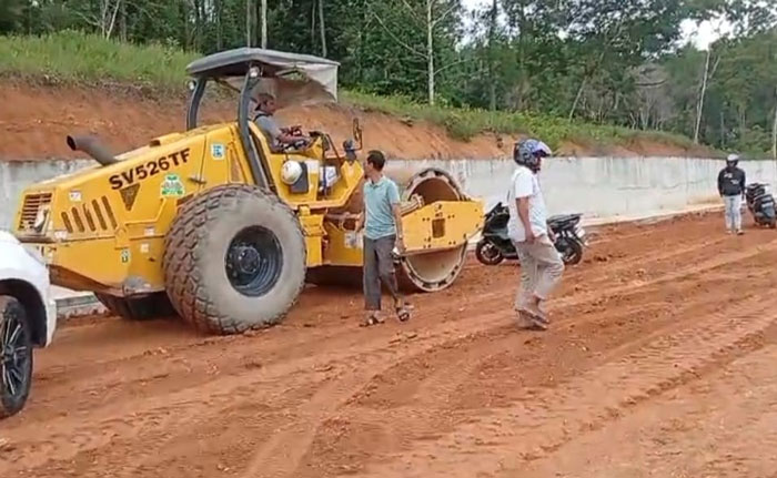 Warga yang mengklaim sebagai pemilik lahan kembali menghentikan proyek peningkatan jalan di jalur HR Soebrantas menuju Kantor Bupati Kampar, Kamis (27/11/2025).