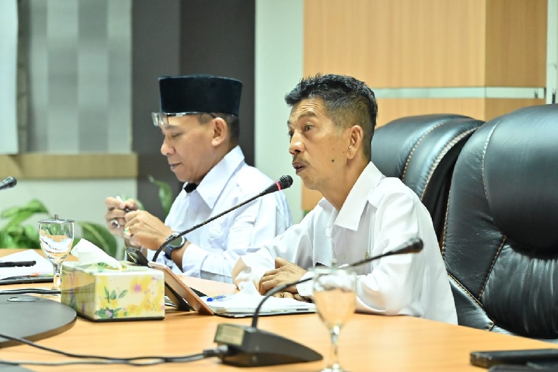 Staf Ahli Bupati Bengkalis Johansyah Safri usai memimpin rapat rencana pengembangan kawasan industri Bukit Bandar di Aula Rapat Kantor Bupati Bengkalis, Rabu (26/11/2025).
