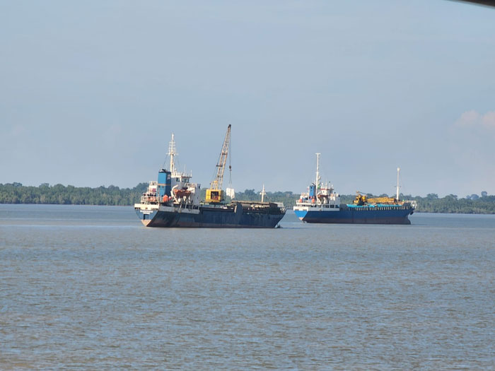 Sejumlah armada berlabuh di Perairan Kepulauan Meranti. Seluruh nakhoda yang bergerak di Kepulauan Meranti diminta waspada jika memiliki aktivitas di perairan Selat Malaka.