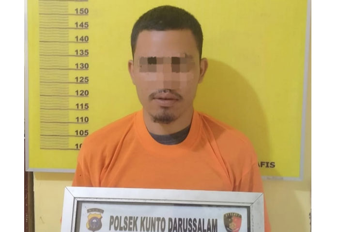 Pelaku AT (23) ditetakan sebagai tersangka dalam kasus penganiayaan berat yang mengakibatkan warga Bagan Tujuh Kecamatan Kunto Darussalam tewas diamankan polisi, Kamis (27/11/2025) dini hari.