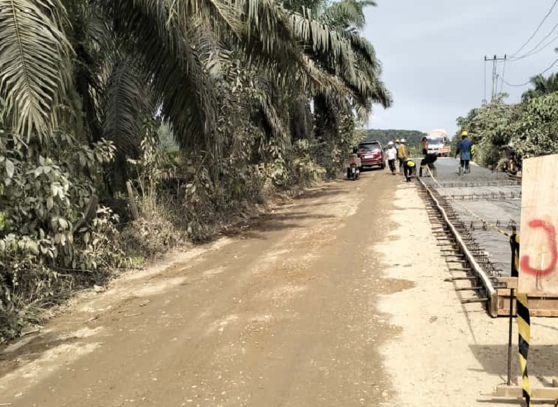 PT YBS melakukan perbaikan di sekitar lokasi pabrik di Jalan Raya Lipat Kain-Lubuk Agung yang selama ini menjadi akses utama warga untuk aktivitas sehari-hari.