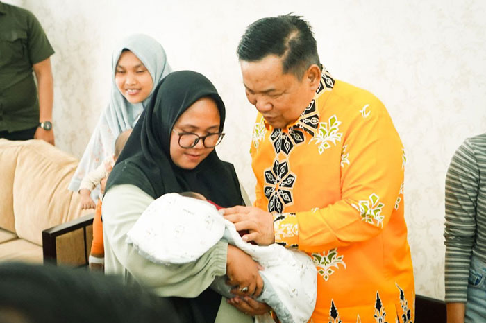 Plt Gubri SF Hariyanto menyapa warga Riau yang mendapatkan pengobatan lanjutan gratis, Kamis (27/11/2025).