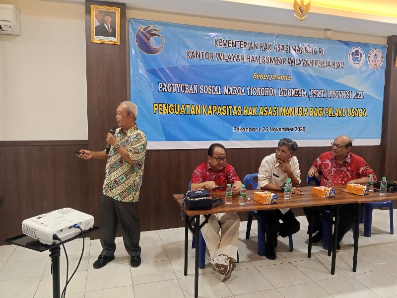 Dewan Pakar PSMTI Riau Nyoto (kiri) didampingi Ketua Harian PSMTI Riau Jailani Tan (dua kiri ), Sekjen Romo Toni (kanan ) dan MexMahdi (dua kanan).