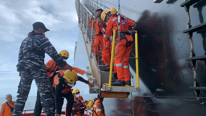 Tim SAR Gabungan melakukan evakuasi korban kapar ke Kapal RB 218 SAR Dumai di Selat Melaka pada Kamis (27/11/2025).