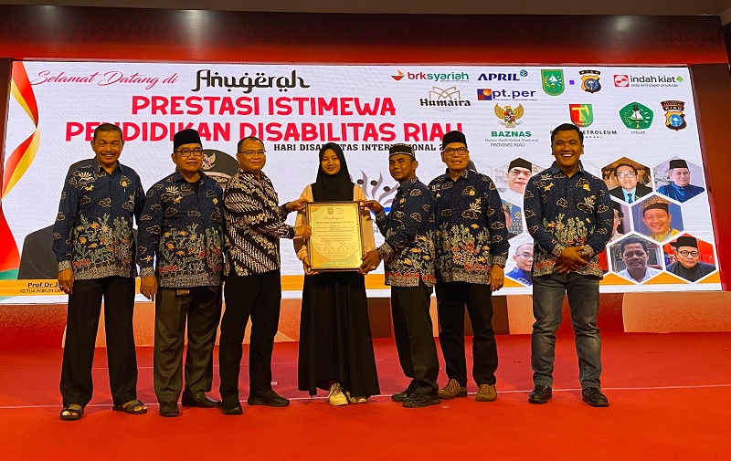 Muthia Syakira Ramla siswa kelas X SLB Negeri Sri Mujinab (tengah) foto bersama Ketua Dewan Pendidikan Provinsi Riau Dr Junaidi (tiga kiri) usai penyerahan penghargaan istimewa dari Dewan Pendidikan.