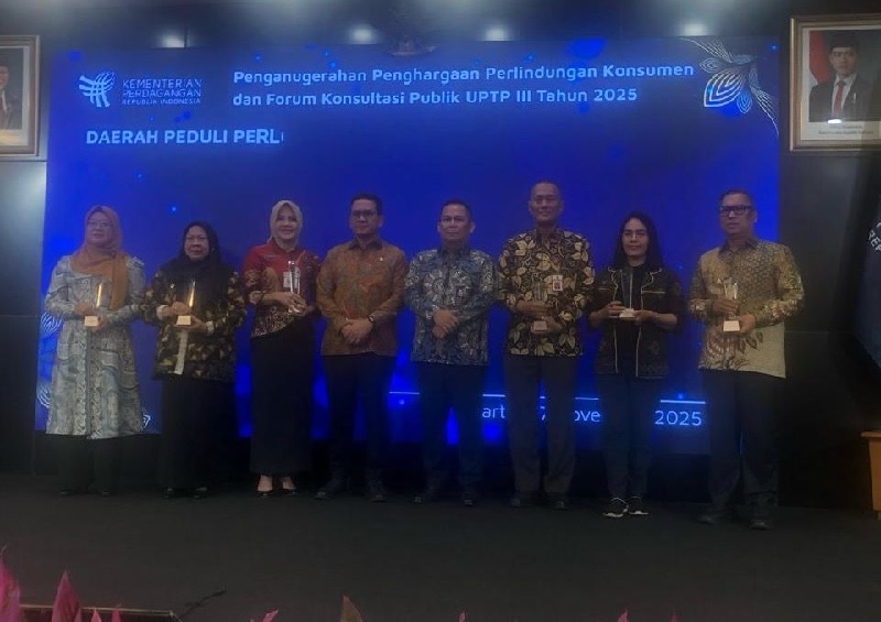 Kepala Disperindagkop UKM Riau Taufiq OH tiga kanan usai menerima penghargaan dari Menteri Perdagangan di Jakarta, Kamis (27/11/2025).