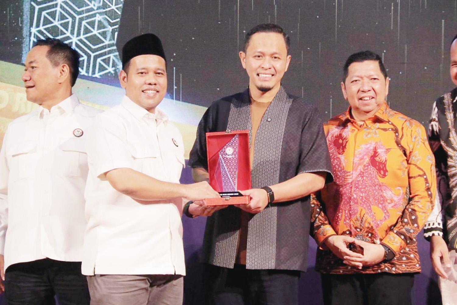 Wali Kota Pekanbaru Agung Nugroho didampingi Asisten I Setdaprov Riau Zulkifli Syukur dan Komisioner KPID Riau Ahmad Royhan Qodri saat menerima  penghargaan khusus Tokoh Inspiratif Penyiaran KPID Riau Award 2025 di Graha Pena Riau, Pekanbaru, Rabu (26/11/